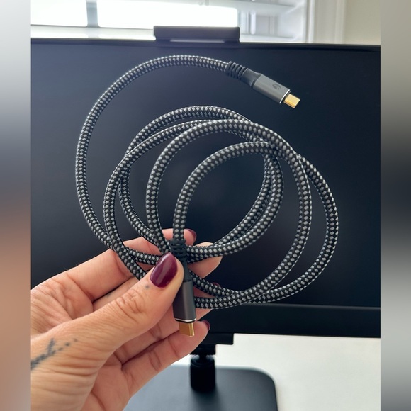 15.6” Portable Monitor w/ Travel Case & 4k Dual Monitor 3/4 Thunderbolt Cable - Picture 10 of 10